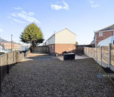 3 bedroom semi-detached house to rent - Photo 1