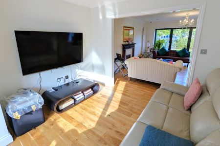 Orchard Mains, Woking - 4 bedrooms Property for lettings - Seymours - Photo 2