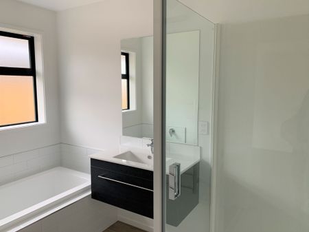 Sunny 4 Bedroom/2 bathroom Home - Photo 2