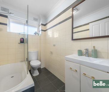 Private top-level home with leafy outlook - Photo 6