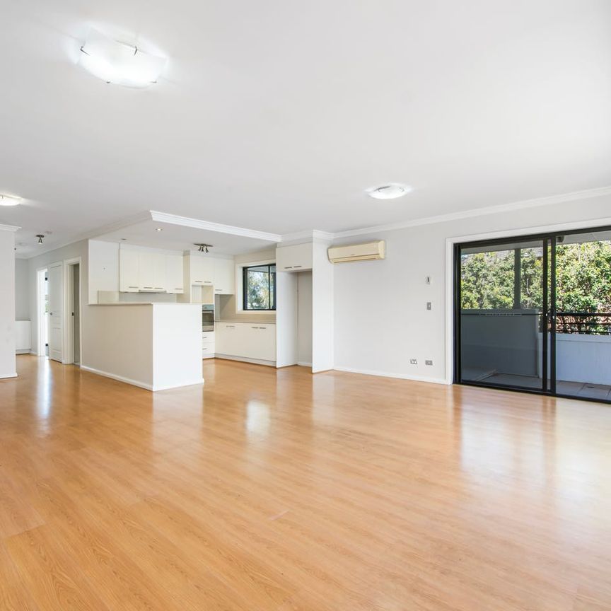 Coastal living at its best - Sunny Dual-Aspect 2 bedroom 'Penthouse' with wraparound balconies - Photo 1