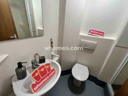 Large Ensuite: Three Bed Flat - Photo 5