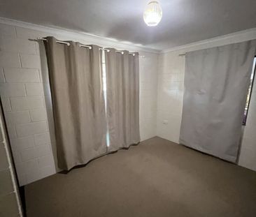 3-Bedroom Gardener's Dream - Photo 2