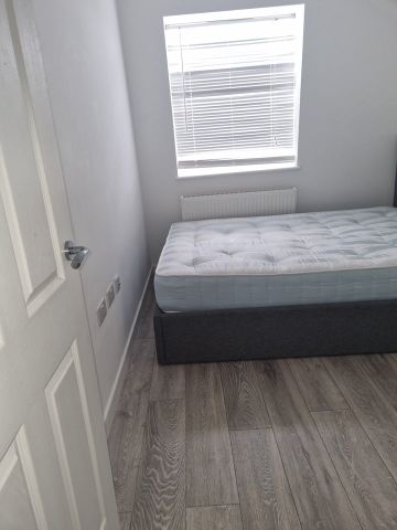 3 Bed Flat, London, E14 - Photo 4