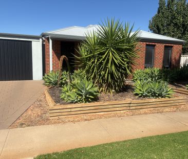 3 Bedroom, 2 bathroom home - Photo 1