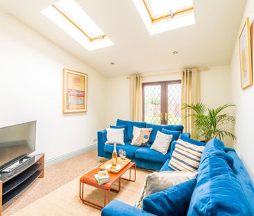 Spacious Room with Driveway Parking - Photo 2