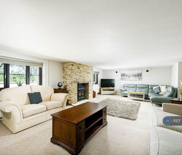 5 bedroom detached house to rent - Photo 2