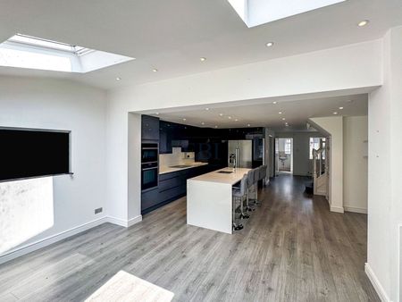 Dunnymans Road, Banstead, SM7 2AN - Photo 2