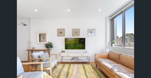 North-Facing & Spacious 3-Bedroom Apartment with Double Parking - Photo 1