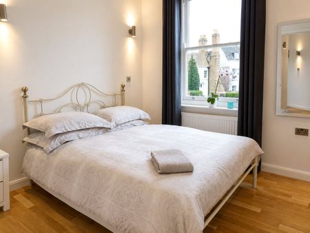 Woodcote Road, Epsom, Surrey, KT18 7QS - Photo 2