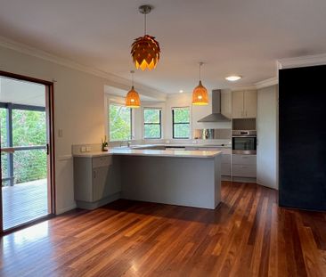 Large 3 Bedroom Family Home with Study - Photo 6