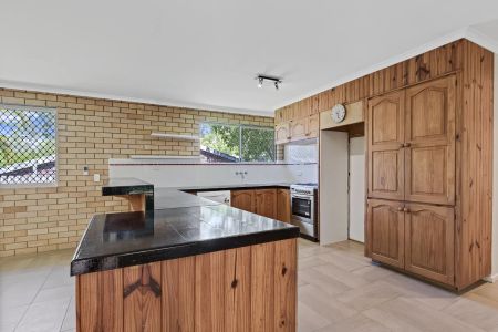 Lowset Family Home in perfect location - Photo 3