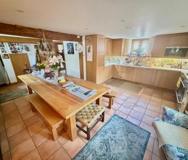 4 bedroom detached house to rent - Photo 2
