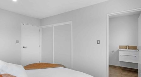 Modern and Sunny Room - Photo 2