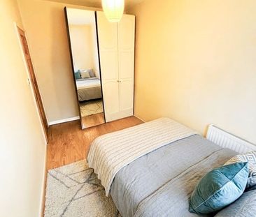 Room in a Shared Flat, Tadema House, NW8 - Photo 2