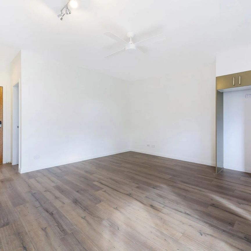 LOW MAINTENANCE GRANNY FLAT IN ULTRA CONVENIENT LOCATION - Photo 1