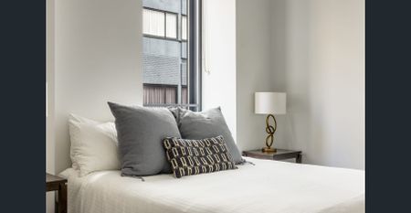 Renovated Art Deco sophistication in The Hampton - Photo 3