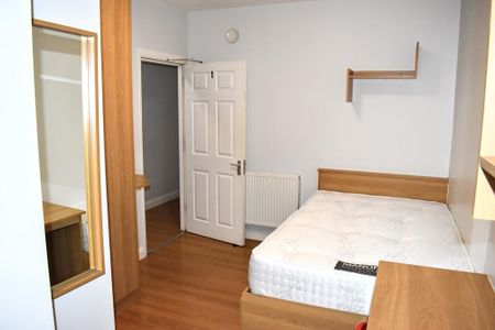 1 bedroom in a house share to rent - Photo 3