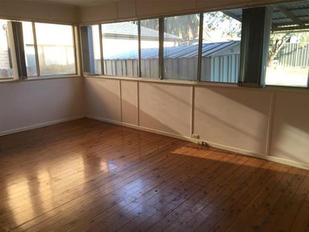 Large Family Home Close to all Amenties - Photo 2