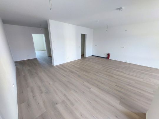 Große 4-Zimmer-Wohnung mit Balkon und Tiefgaragenstellplatz zu vermieten. - Photo 1