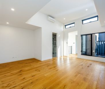 Luxurious & Spacious - Photo 1