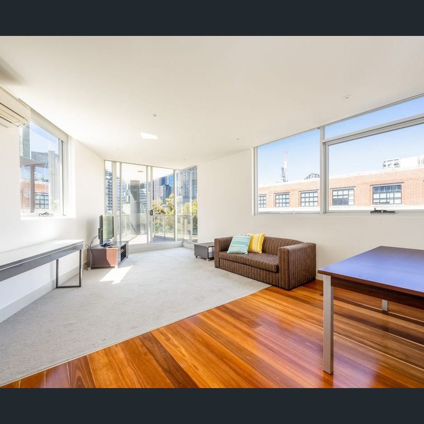 Stylish & spacious apartment in a prime Carlton location - Photo 1