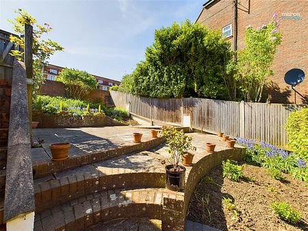 Spacious five bedroom detached house located in a popular residential area of Hove, offered to let un-furnished. Available 1st July 2024. - Photo 5