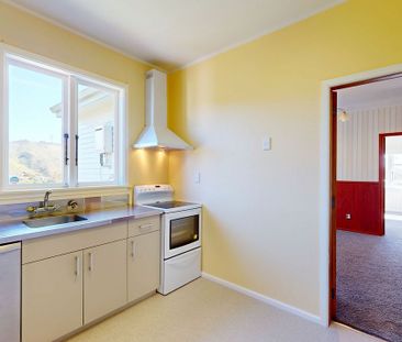 Elevated and Spacious Sun Trap - Photo 2