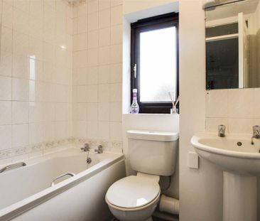 3 bedroom semi-detached house to rent - Photo 6