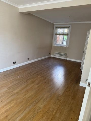 4 Bed Terraced House, Highworth Road, N11 - Photo 2