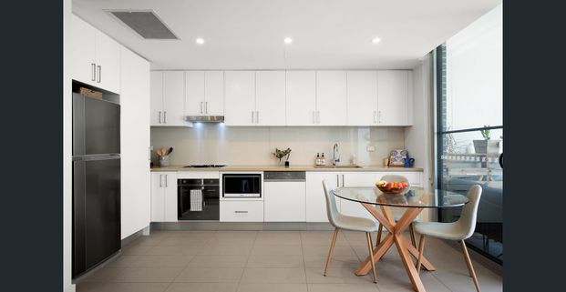 Gorgeous Split Level Two Bedroom Apartment in Ultra-Convenient Position - Photo 1