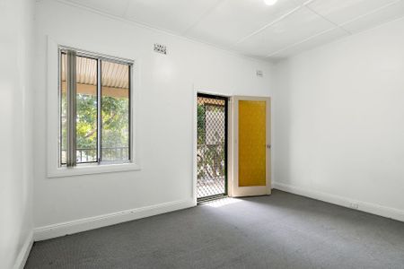 Stylishly refurbished historic terrace house in a sought-after location - Photo 3