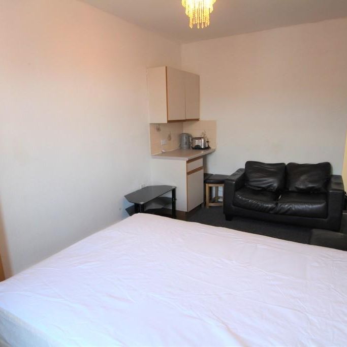 1 bedroom in a house share to rent - Photo 1