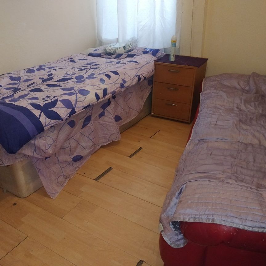 Room in a Shared House, Selby Road, E13 - Photo 1