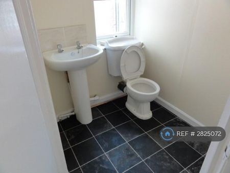 3 bedroom terraced house to rent - Photo 4