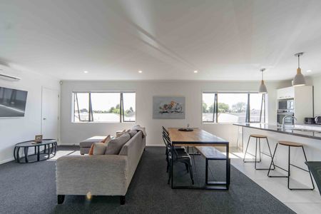 Beautifully Presented Three Bedroom Home - Photo 4