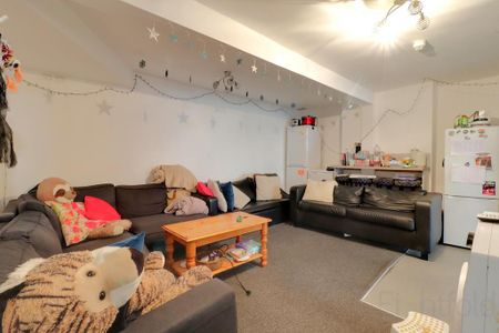 7 bedroom maisonette to rent - Photo 2