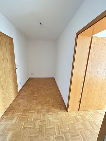 ***Geräumige Wohnung in zentraler Lage in Chemnitz-Schönau*** - Foto 2