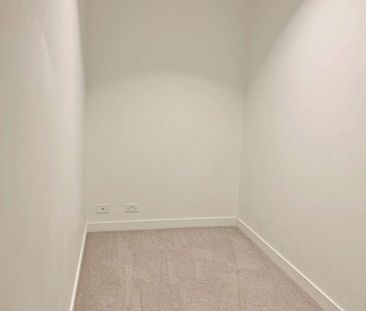 Stylish 2-Bedroom Apartment with Study in Prime Southbank Location - Photo 4