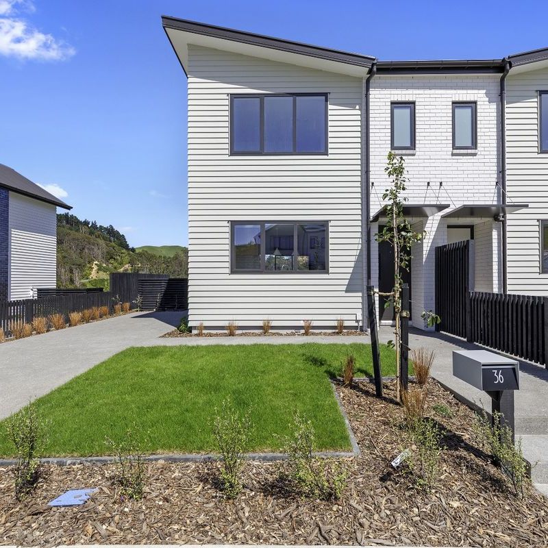 Brand new 3-bedroom Townhouse in fabulous Whitby - Photo 1