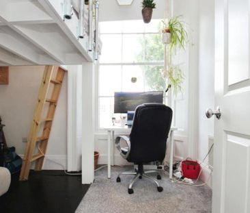 A magnificent two bedroom maisonette in a sought-after area. Offere... - Photo 6