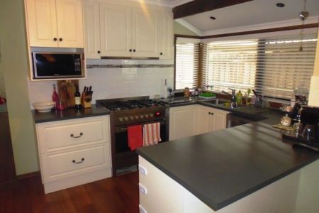 Comfortable Family Living with Space and Convenience - Photo 5