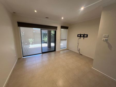 Splendid 3Br Townhouse in St Albans! - Photo 2
