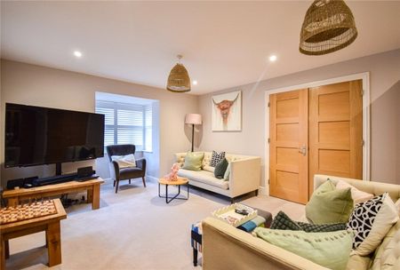 Delightful semi-detached 4-bedroom executive house in Saffron Walden offering excellent connections to London & Cambridge. Unfurnished. - Photo 2