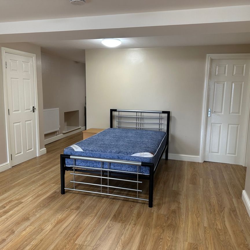 Studio Flat, Dover Place, BS8 - Photo 1