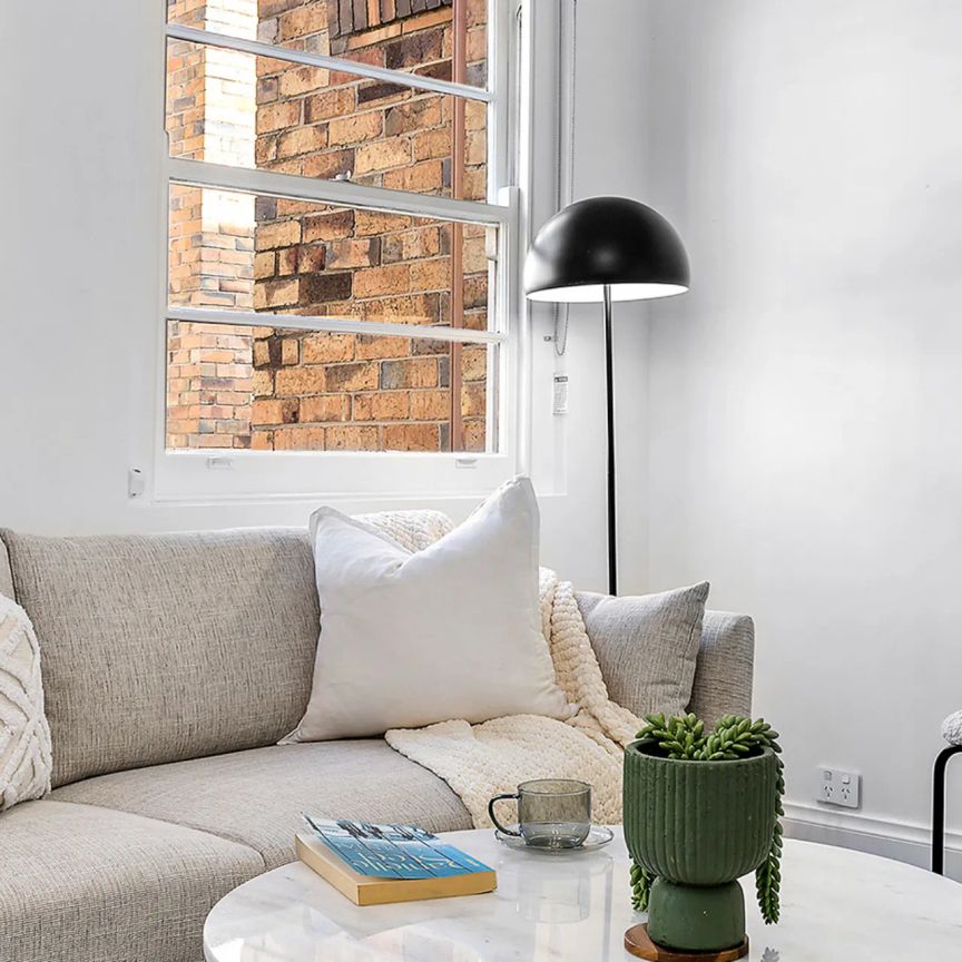 Art Deco allure with modern flair - Photo 1