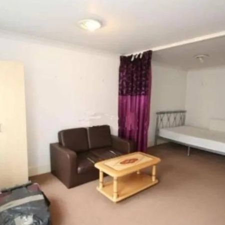 Studio flat with small seperate living area - ilford - Photo 3