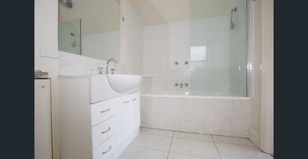 Stunning, central location with lock up garage - Photo 3