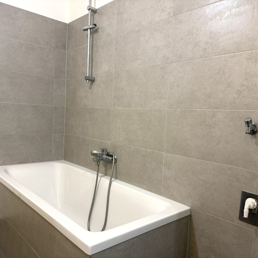 Unbefristet: Modernisierte Altbauwohnung in Liesing Hochstraße 11 Top 3 - Photo 1