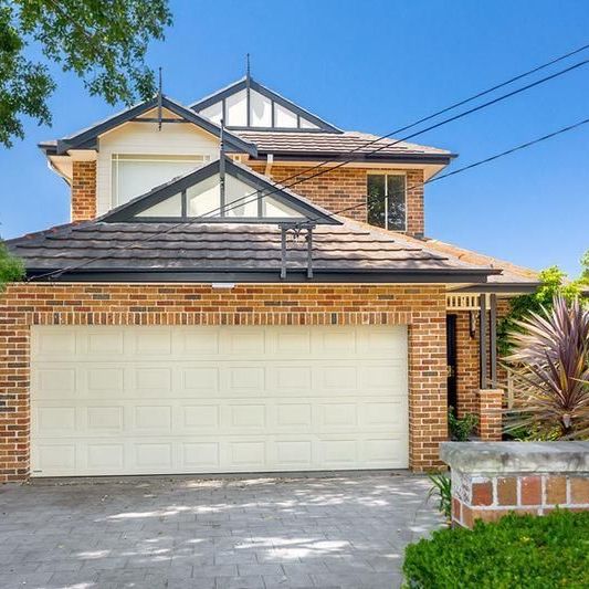 Spectacular Water Views in a Prestigious Location - Photo 1